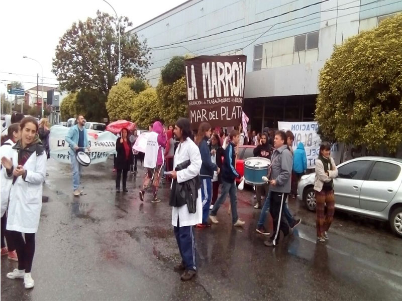 Mar del Plata: cientos de docentes realizaron un corte frente al Consejo Escolar 