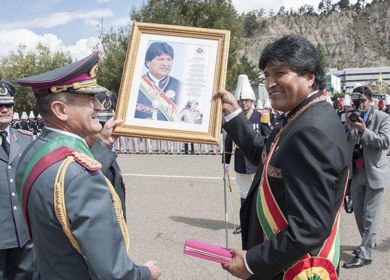 Evo Morales fortalece relaciones con el ejército