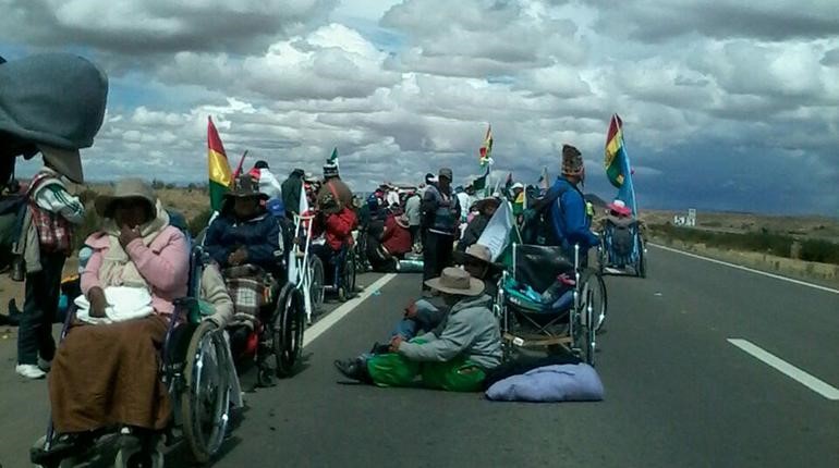 Marcha de personas con discapacidad a tan solo 74 km de La Paz