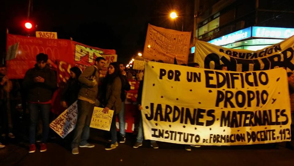 Estudiantes y docentes terciarios reclaman por un edificio donde el agua sale verde