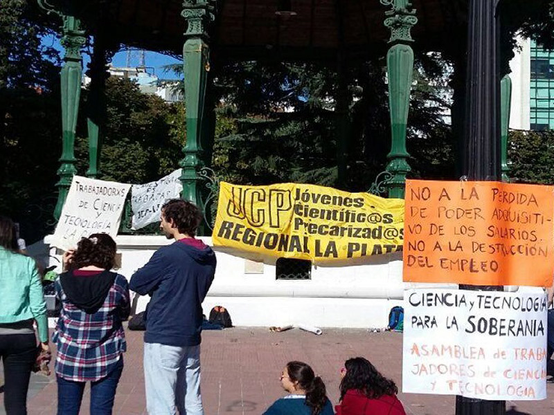 Científicos platenses contra el ajuste de Macri y la precarización