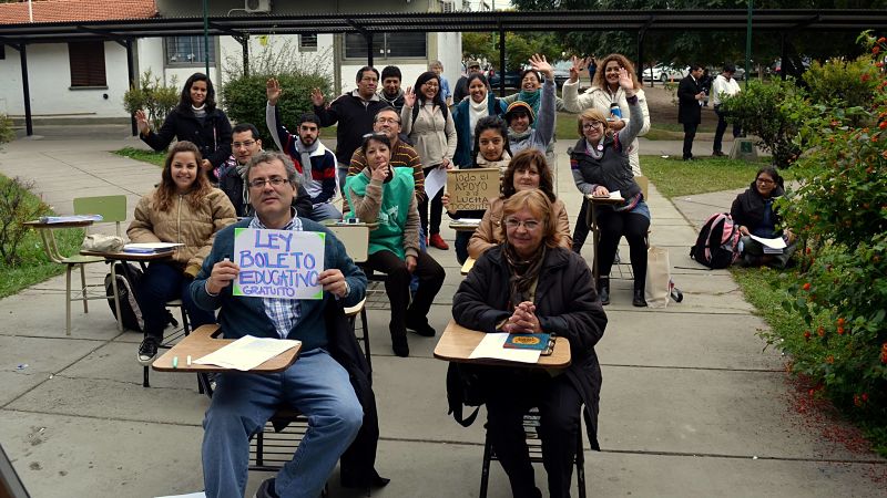 Salta: docentes y estudiantes tomaron clases públicas en defensa de la educación