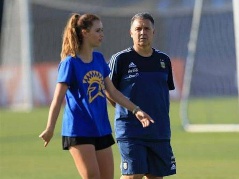 Las futbolistas estadounidenses con el equipo del Tata