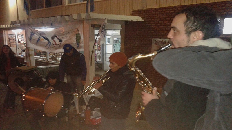 Río Turbio: docentes de escuela de música se suman a la lucha tocando en la calle