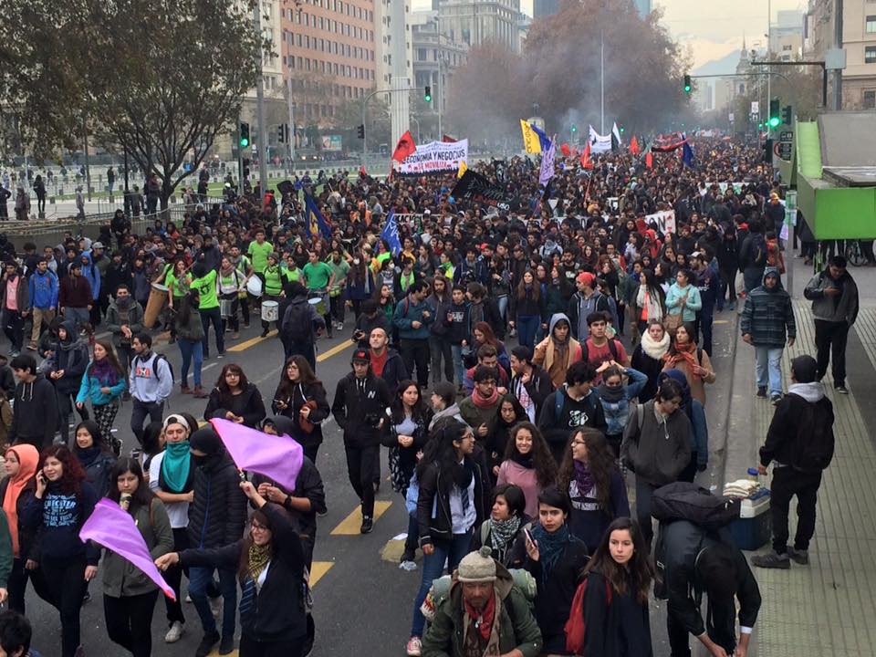 Miles de estudiantes se congregan en marcha que ya es reprimida por Carabineros