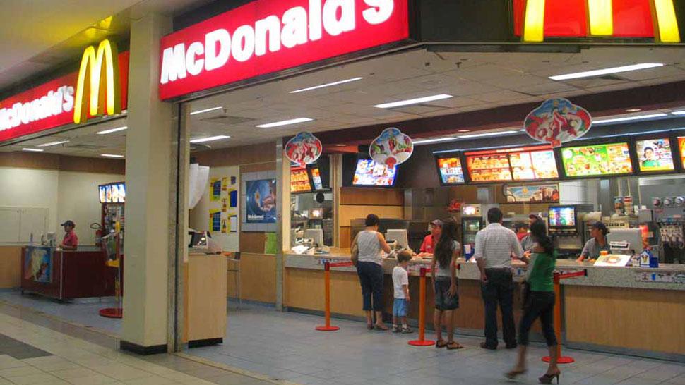 Clase pública de docentes y estudiantes en McDonald's de Salta