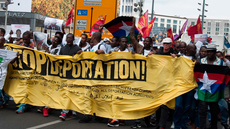 Jóvenes y refugiados marchan juntos contra las deportaciones en Berlín