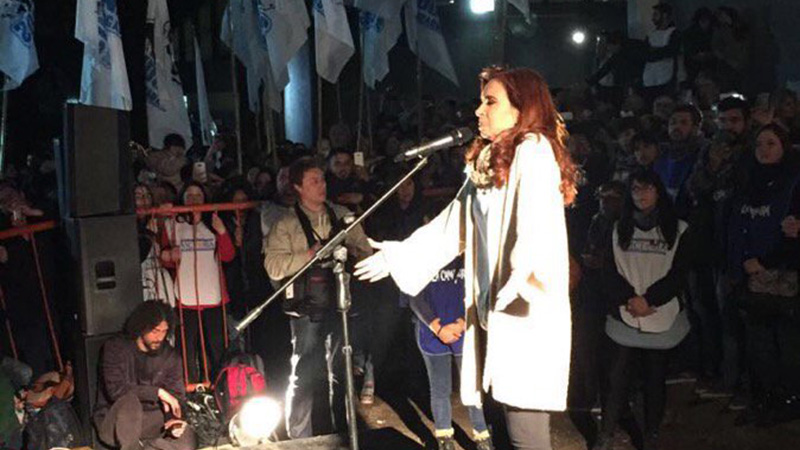 Cristina Fernández junto a secundarios de La Cámpora en Avellaneda