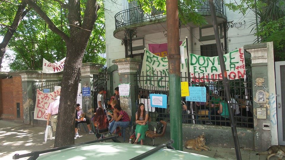 Continúa la toma del Centro de Formación Laboral de Lomas 