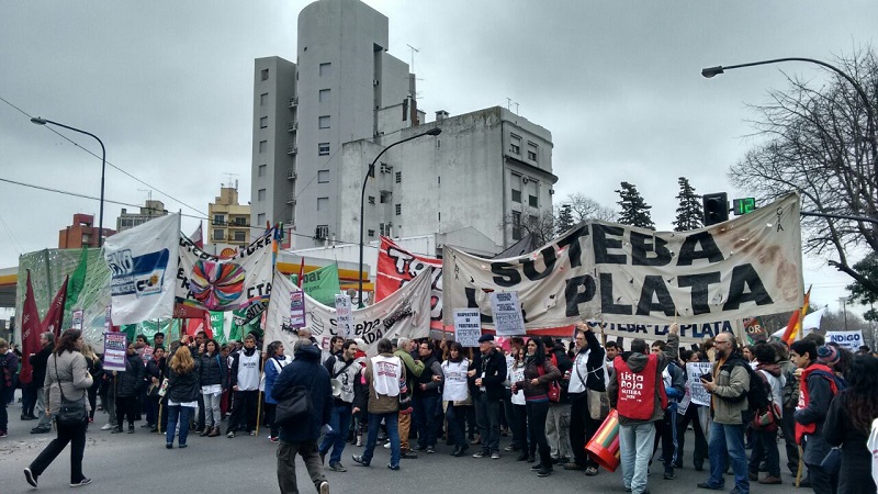 Docentes y estatales: voces del primer día de paro