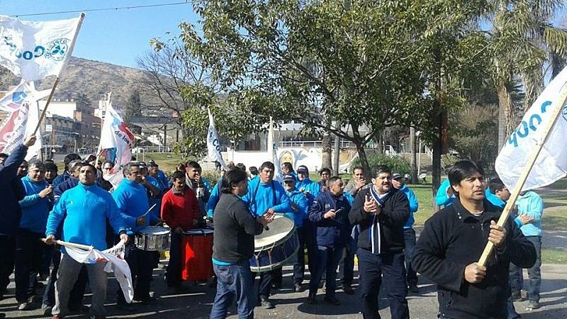 Algo huele mal: la disputa por el servicio de agua y cloacas en Carlos Paz 