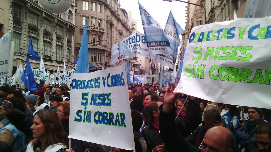 Los docentes de Coros de Bicentenario "le cantan las 40 a Vidal"