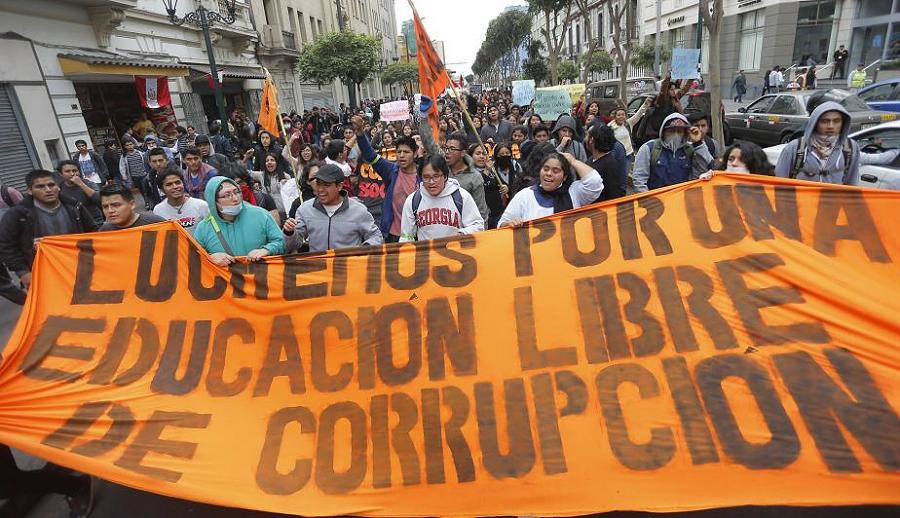 Estudiantes universitarios fueron reprimidos por la Policía en Perú