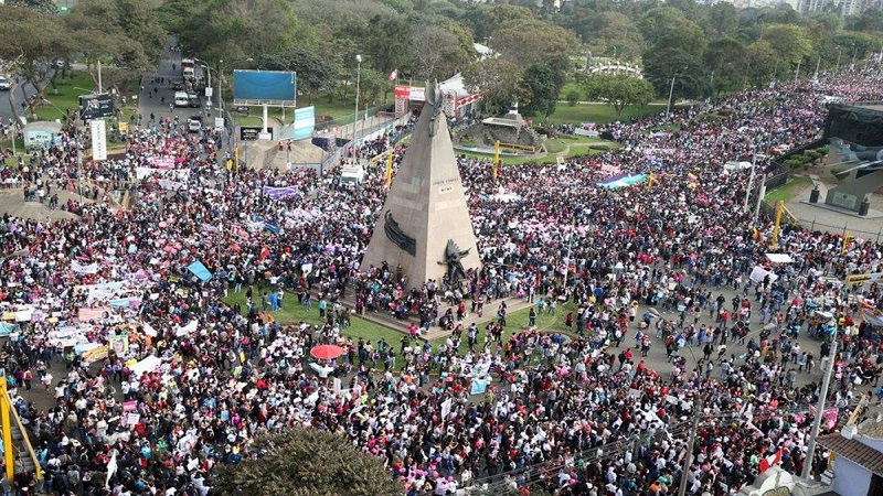 Masiva movilización por #NiUnaMenos en Perú