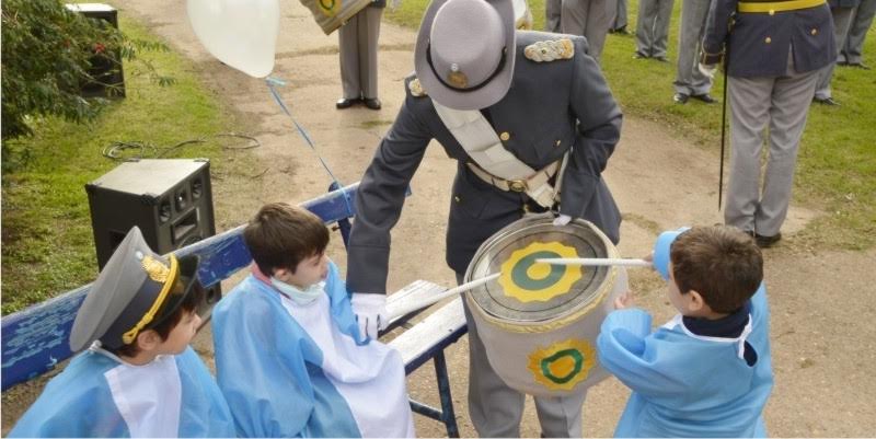 Bandas militares y globos para el dia del niño