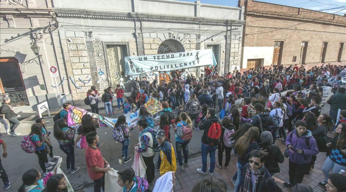 Urtubey banca al colegio más cheto de Salta y se enfrenta a los estudiantes de la escuela pública