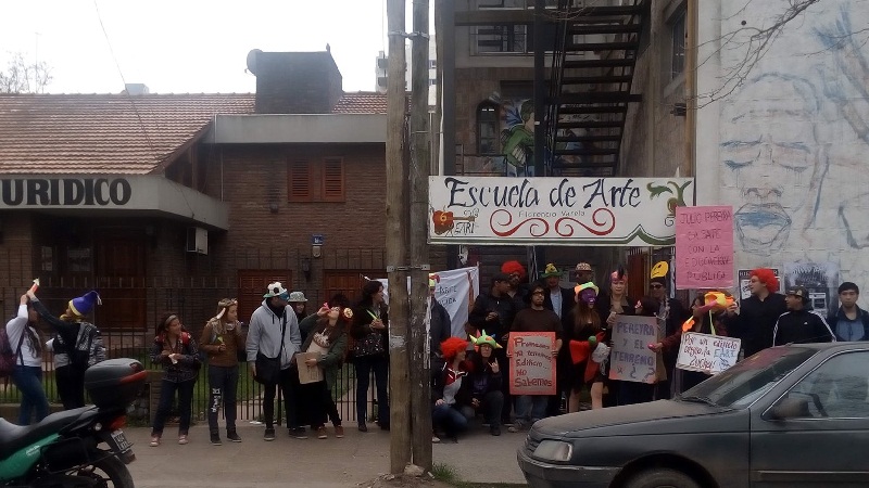 Una boda y nada que festejar: nuevo capítulo de la lucha por el edificio de la EARI