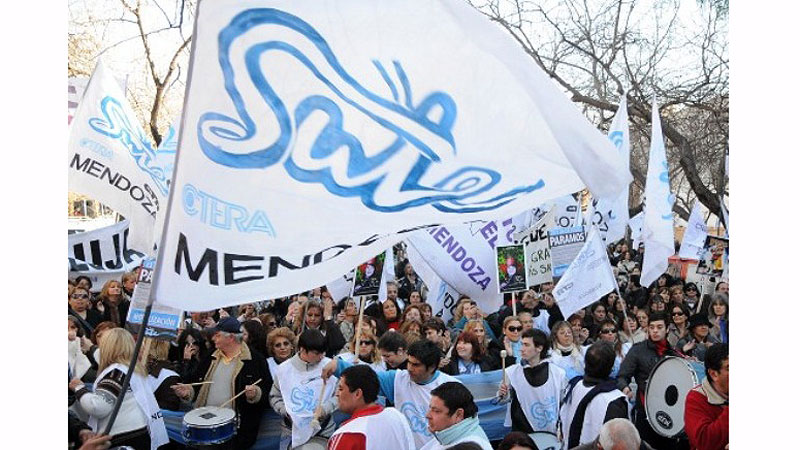 La oposición docente planta bandera ante los plenarios de Memoria y Balance del sindicato