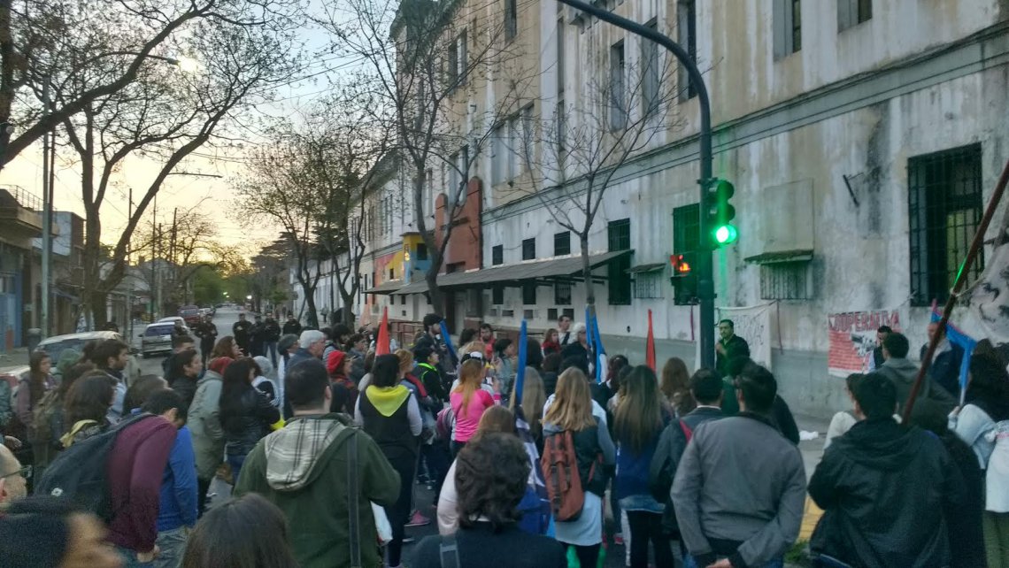 Villa Devoto: manifestación frente a la cárcel por requisa ilegal en el Centro Universitario