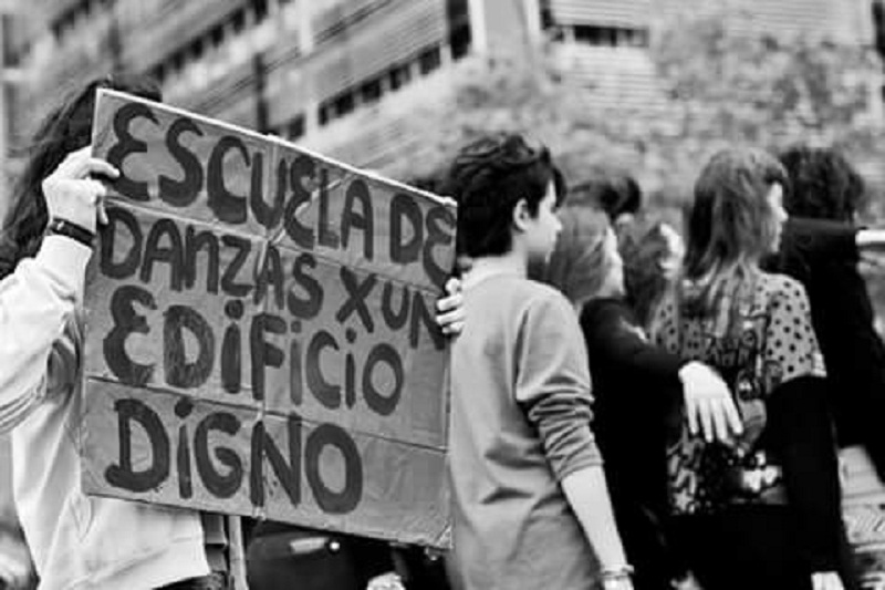 La Plata: estudiantes de la Escuela de Danzas Clásicas salen a las calles por un edificio digno