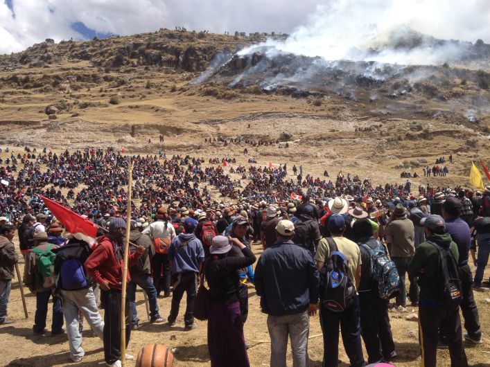 Perú revisará convenio entre la policía y las mineras tras el asesinato de un campesino