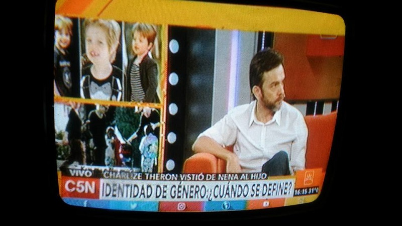 Transfobia en C5N contra el hijo de Charlize Theron