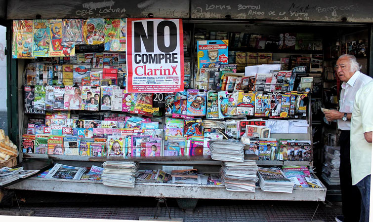 Bloqueo a las puertas de la planta de Clarín “Zepita” en el barrio de Barracas que afectó la distribución del diario en todo el país