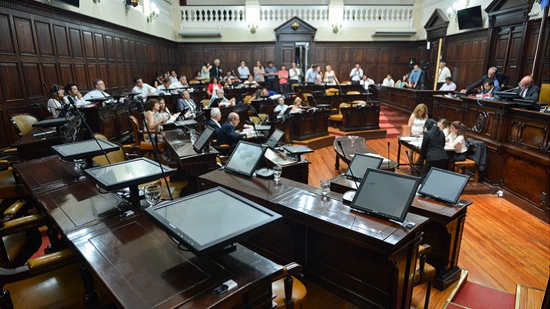 Papelón en el Senado mendocino durante la votación de la ley de ética pública