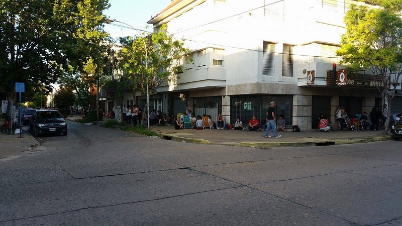 Odisea docente en Berisso: 12 horas de espera para poder dar clases