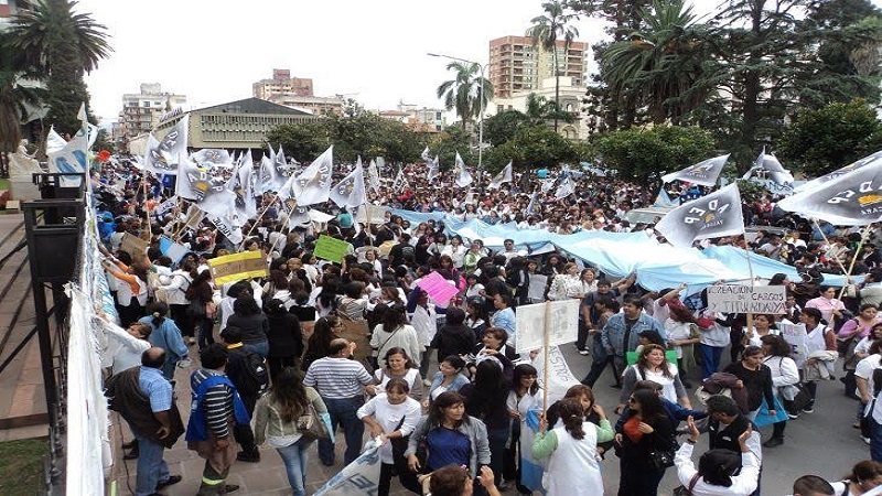 Morales pretende imponer un techo salarial a los docentes jujeños