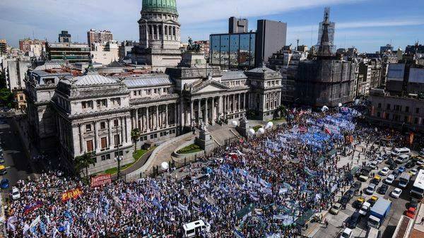 Docentes uruguayos se solidarizan con pares argentinos