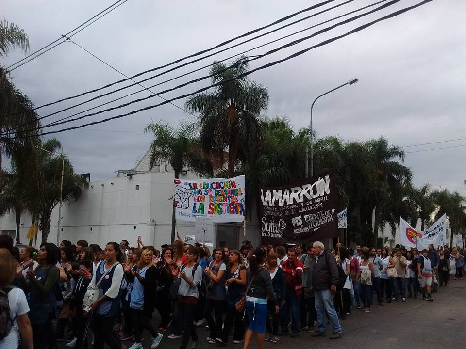 San Miguel: Masiva marcha docente contra el techo salarial de Vidal