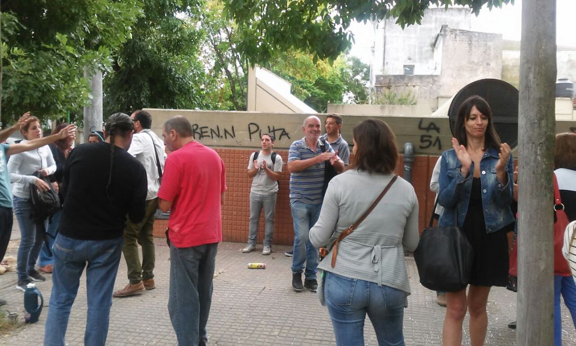 Los Hornos: asambleas de docentes y padres en defensa de la Educación Pública