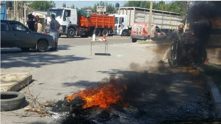 Bloqueos y paro en Cresta Roja