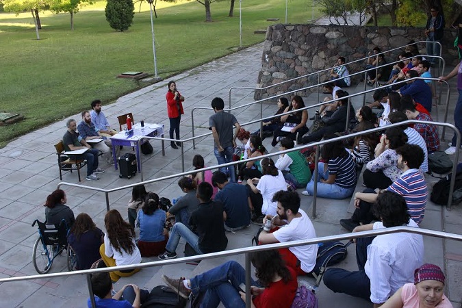 Cátedra Introducción a las ideas de izquierda tuvo su primera clase con decenas de estudiantes