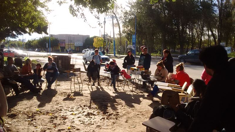 Entrevista a estudiantes después de las clases públicas en la Fadecs