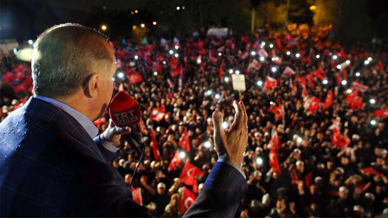 Erdoğan gana el referéndum, entre manipulaciones y represión 