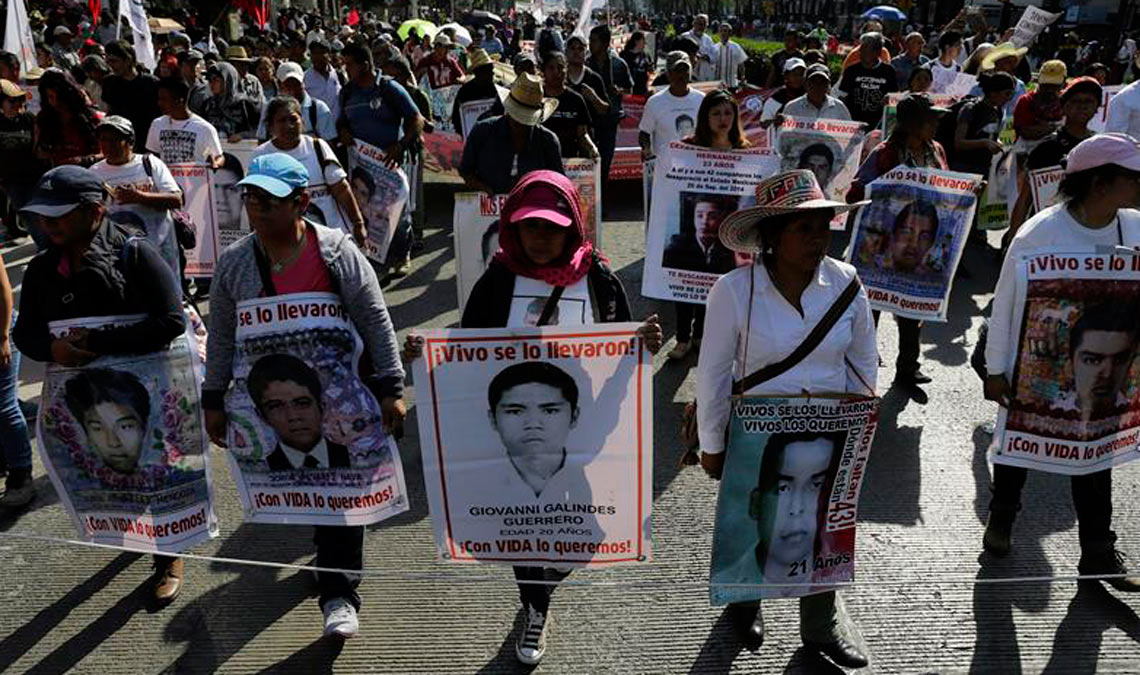 Padres de los 43 estudiantes desaparecidos de Ayotzinapa, estudiantes y activistas marchan a 31 meses de la desaparición de los jóvenes.