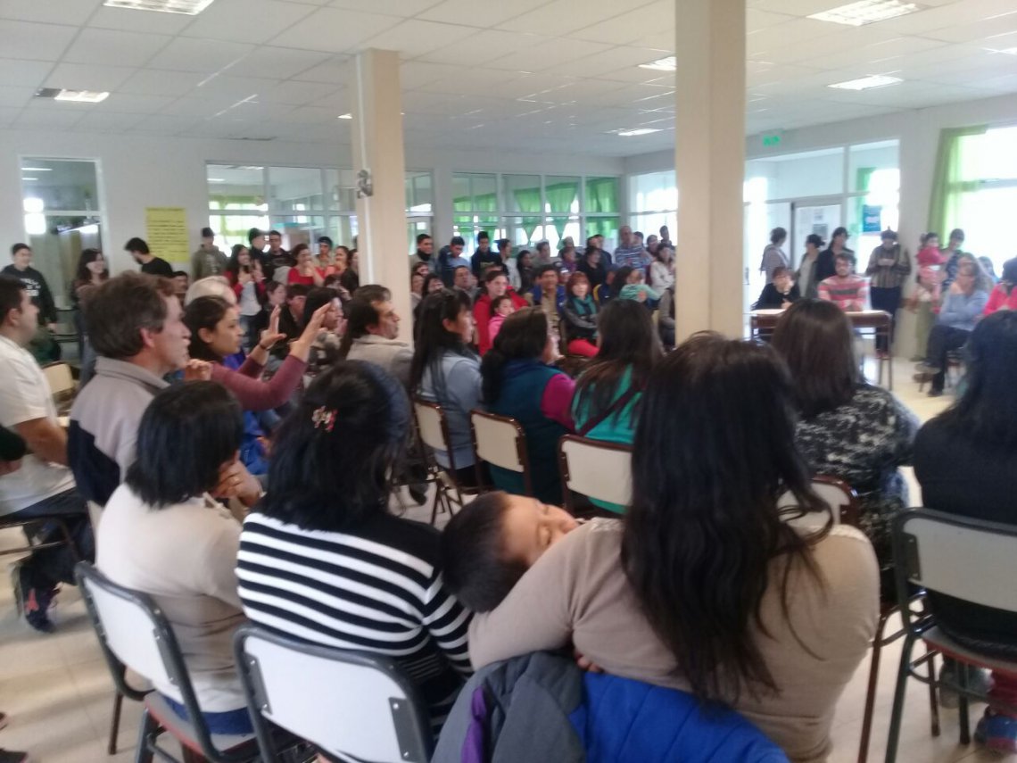 Estudiantes de Tricao Malal toman establecimiento en apoyo a auxiliares de servicio