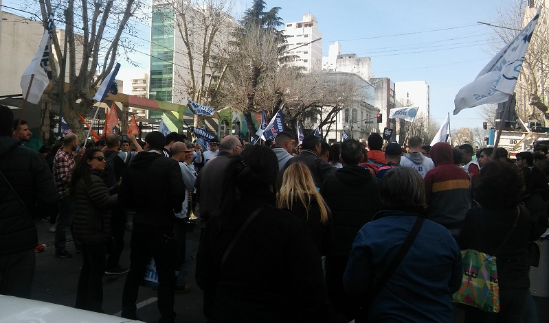 La Plata: gran movilización y permanencia en Tribunales de trabajadores judiciales