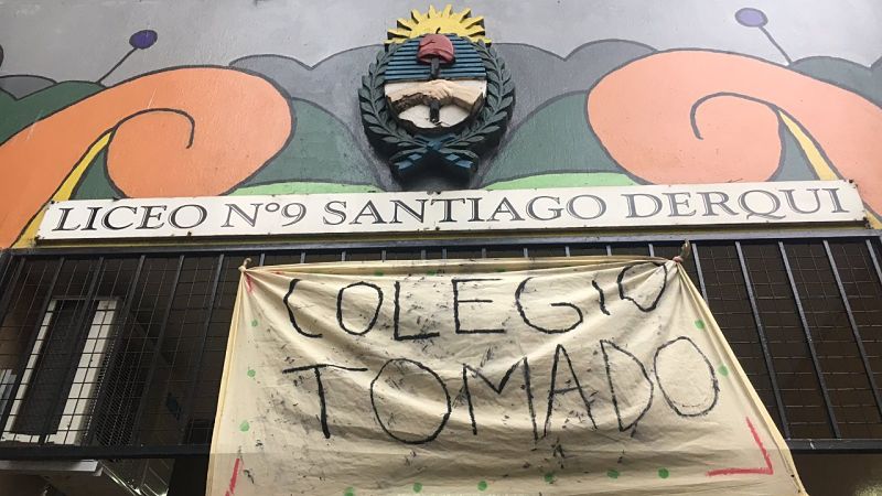 CABA: policías entran armados en el Liceo 9 tomado por los estudiantes