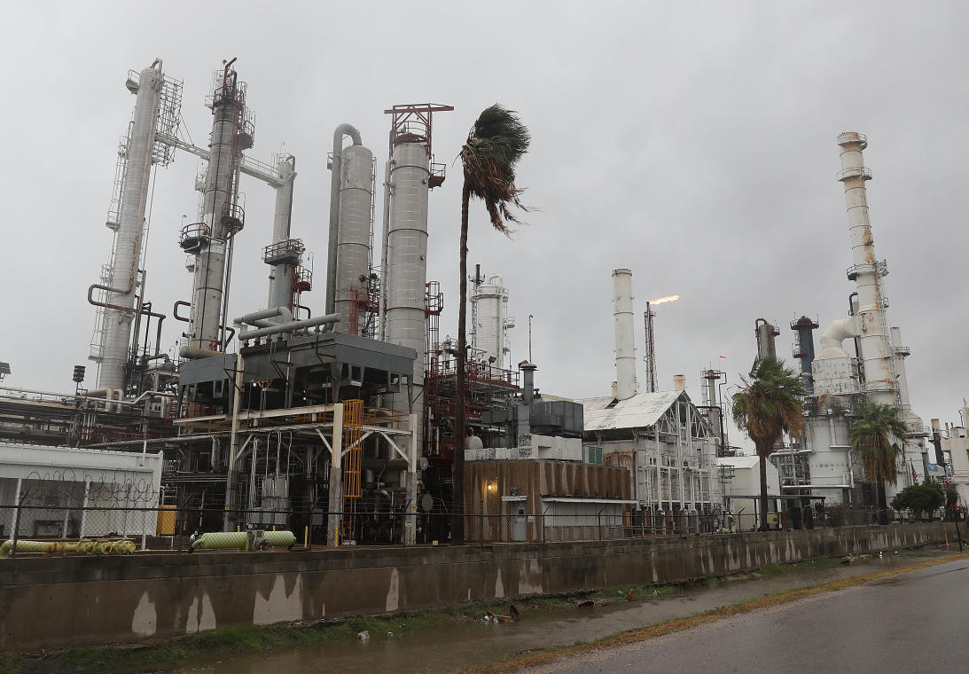 Harvey provoca cierre de refinerías y riesgos ambientales