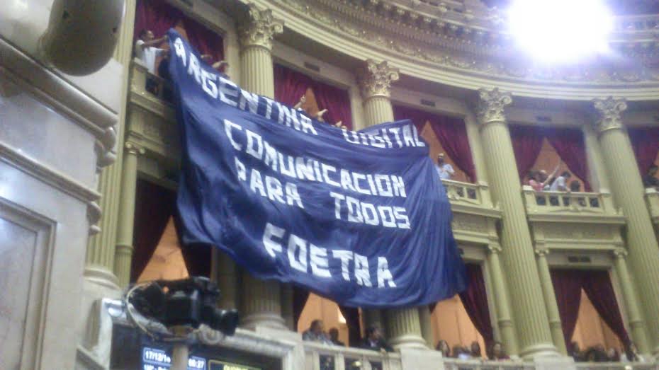 Nuevamente una patota en el Congreso amenaza a Del Caño