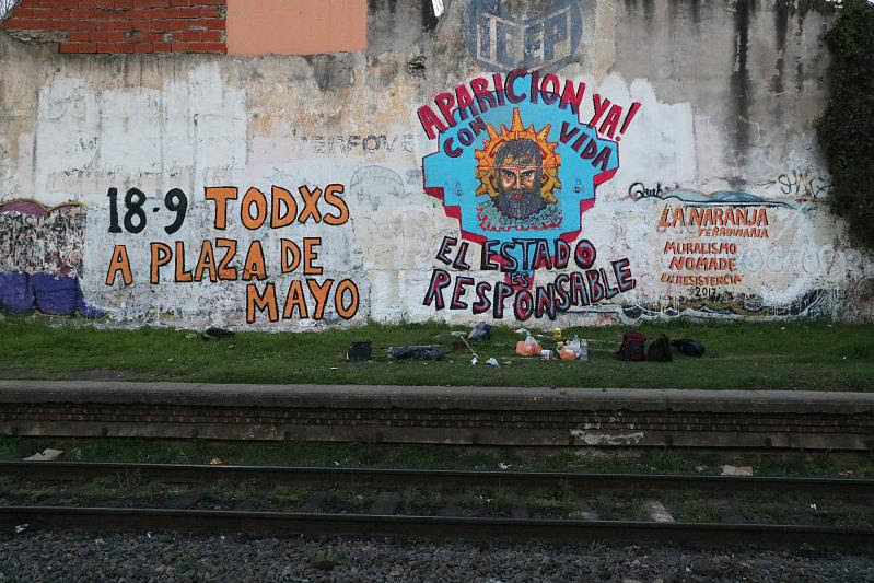 Mural: los ferroviarios también exigen aparición con vida de Santiago Maldonado