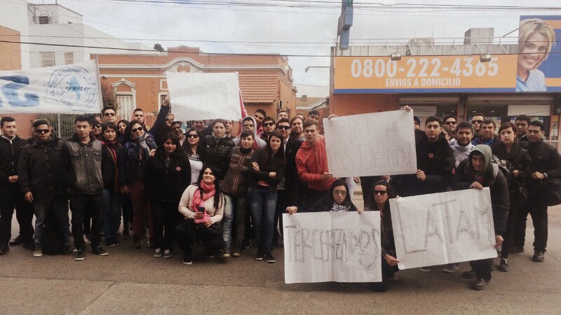 Trabajadores tercerizados de LATAM se concentran frente al Ministerio de Trabajo