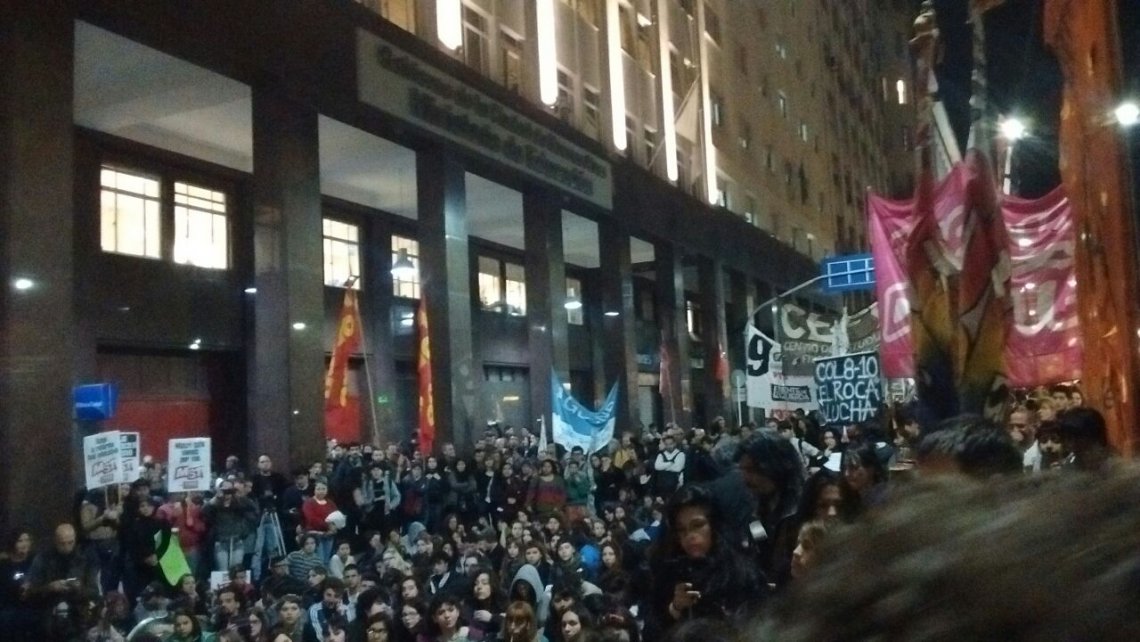 Salen a las calles los futuros docentes de los pibes que están dando cátedra