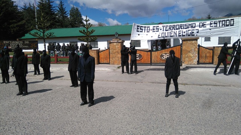 [Video] Fuerte denuncia en intervención artística frente al Escuadrón 36 de Esquel