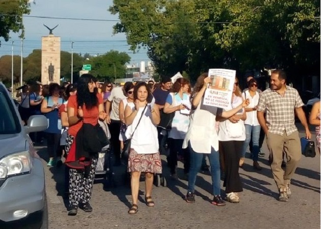 Grave: policías recorren escuelas para pedir nombres de docentes que pararon en General Alvear