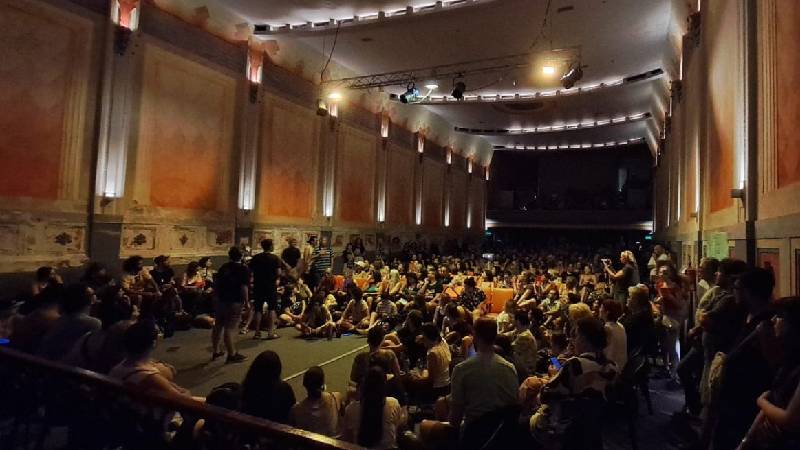 Cordobazo Cultural: Asamblea de cientos de artistas, trabajadores de la cultura, comunicadores y estudiantes en La Piojera