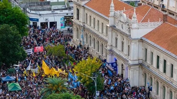 Masiva movilización en Santa Fe Capital